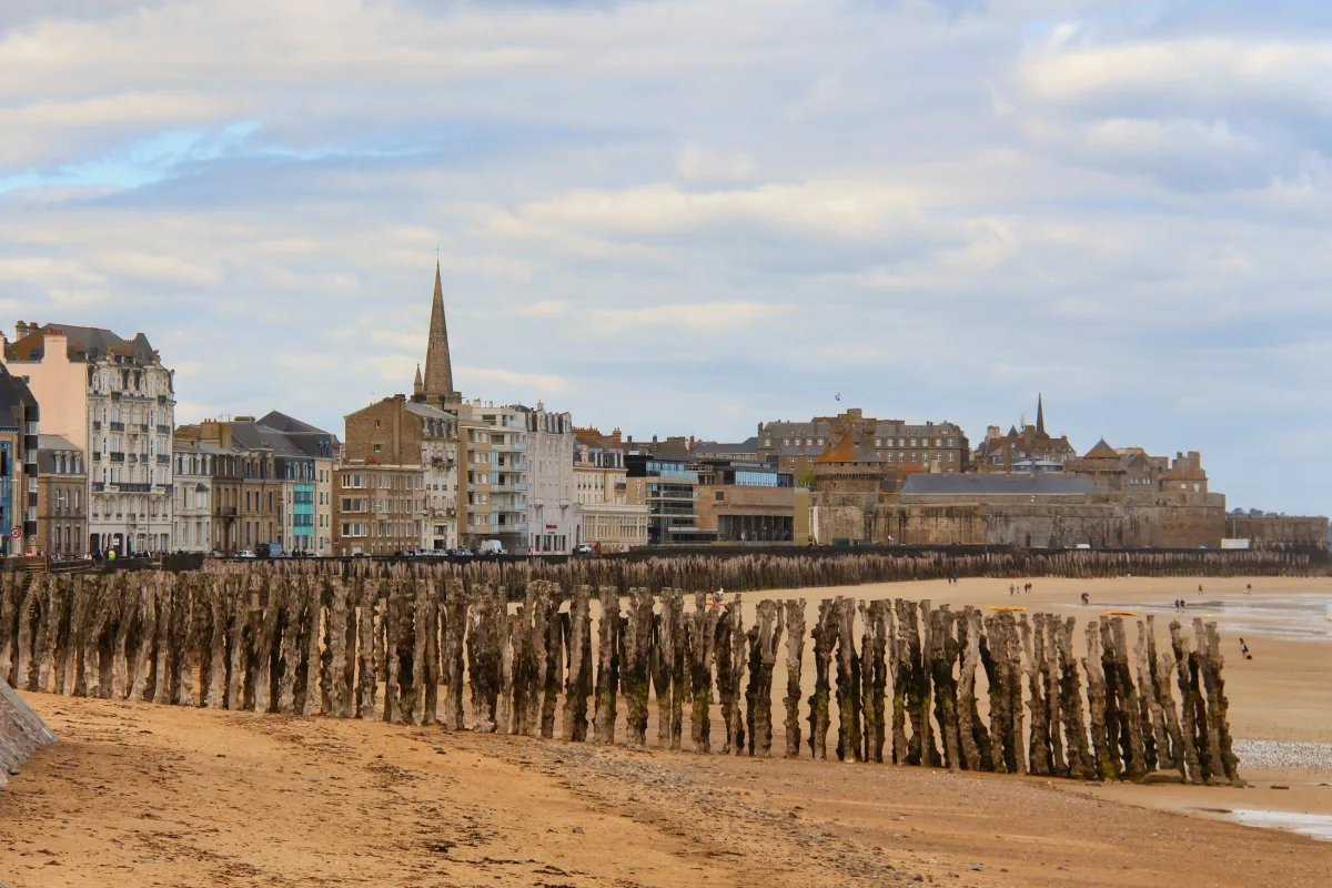 Pieux, marée basse — Vieux-Port, série Le Rivage. Photographie de Camille Moreau.
