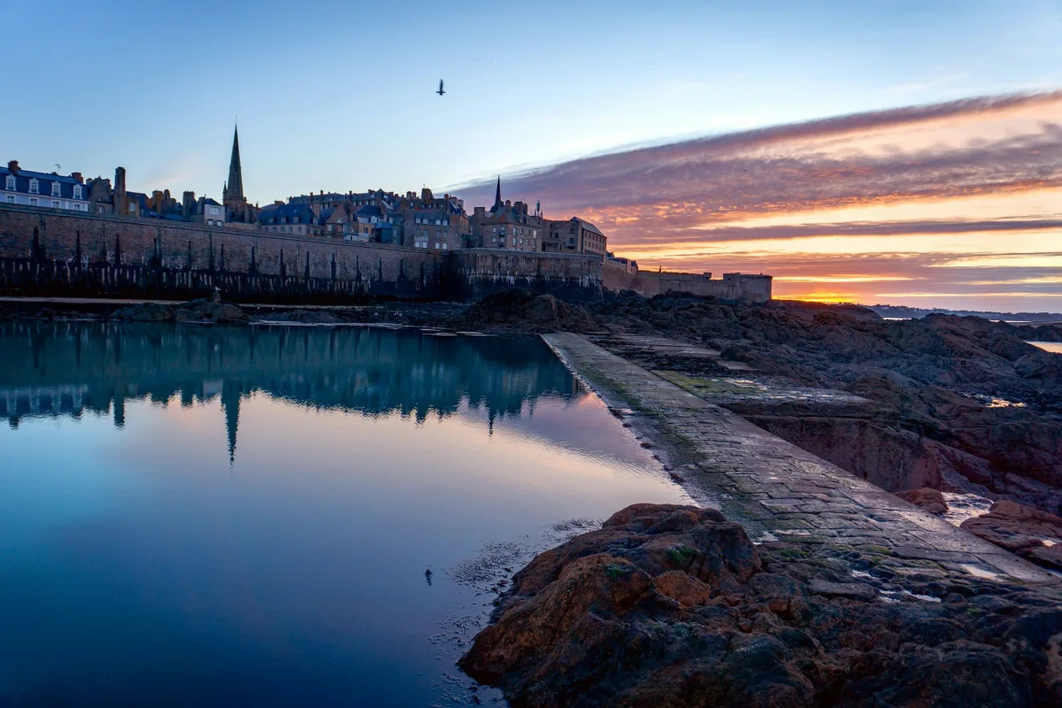Remparts, 6h12 — Vieux-Port, série Noir & Blanc. Photographie de Camille Moreau.