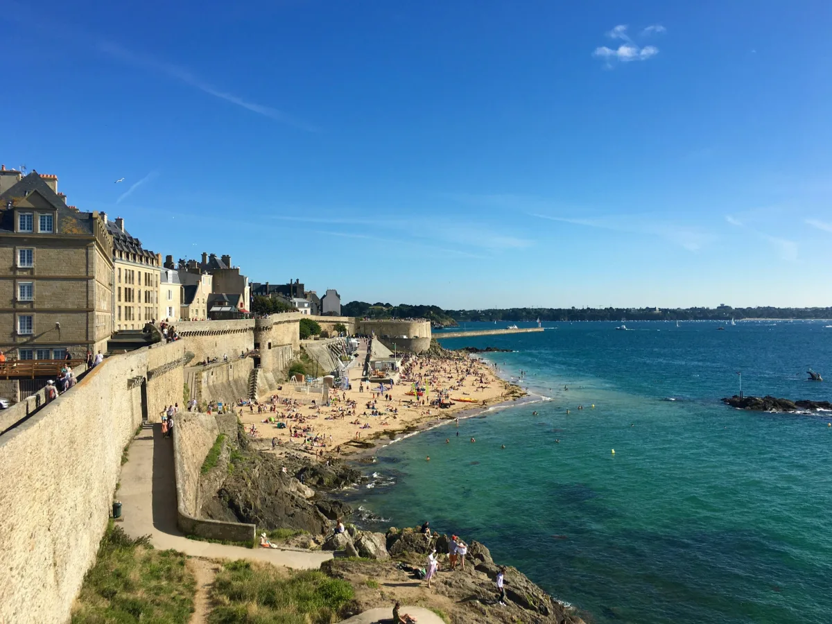 Le fort et la plage — Vieux-Port, série Vues du Ciel. Photographie de Camille Moreau.