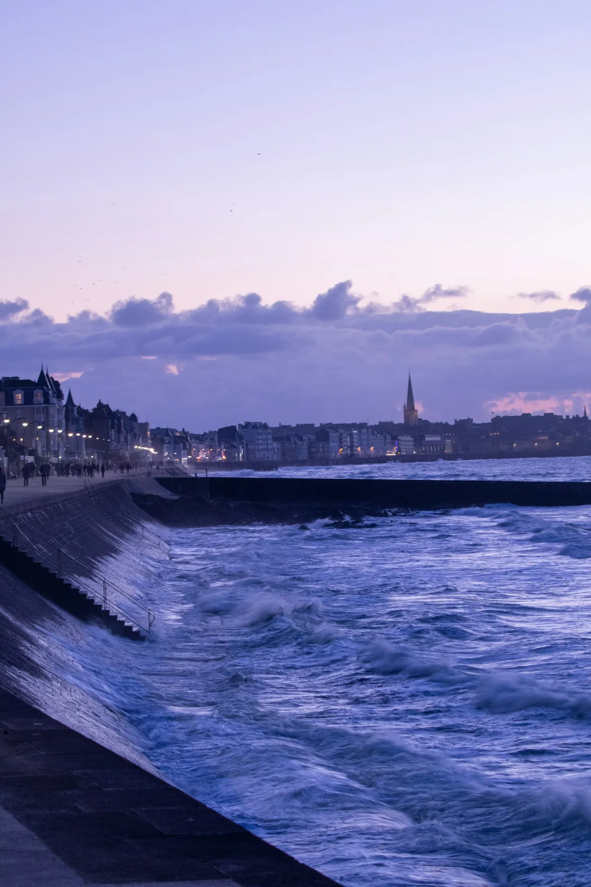 Heure bleue — Vieux-Port, série Noir & Blanc. Photographie de Camille Moreau.