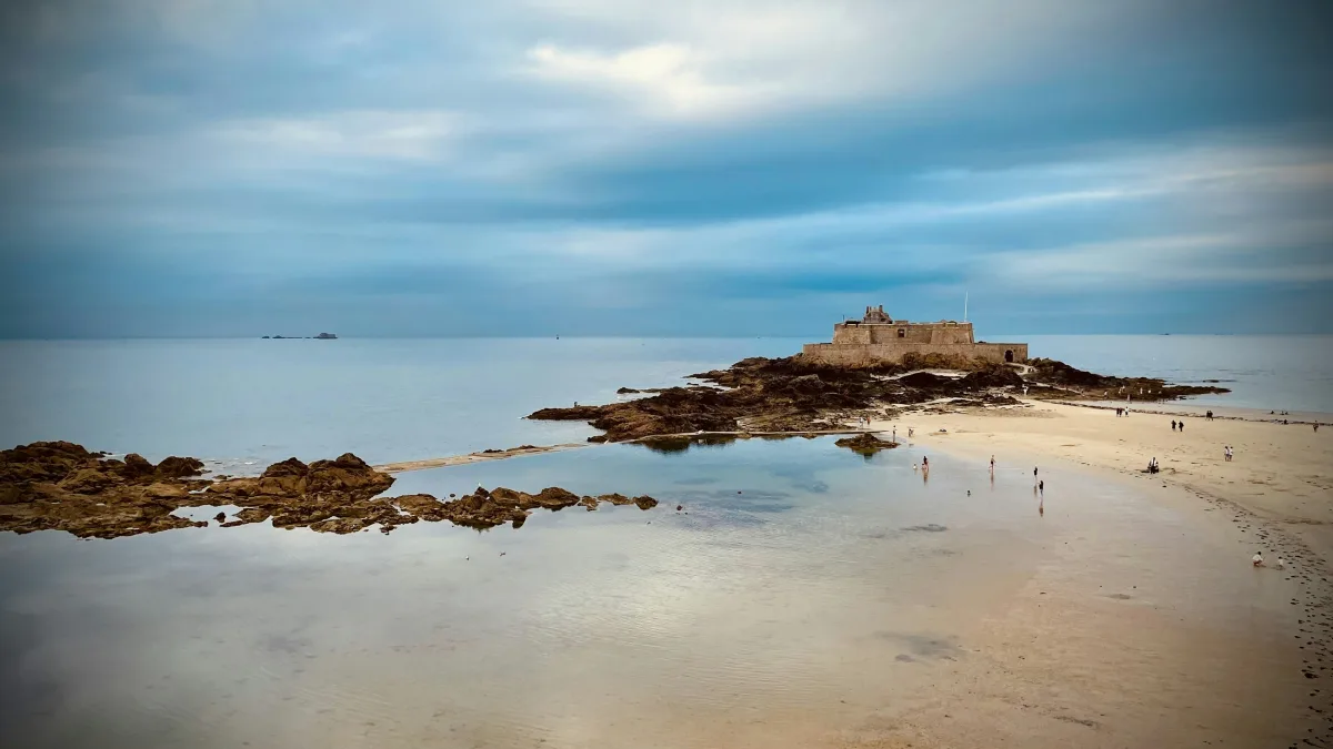 Entre ciel et mer — Belle-Rive, série Vues du Ciel. Photographie de Camille Moreau.